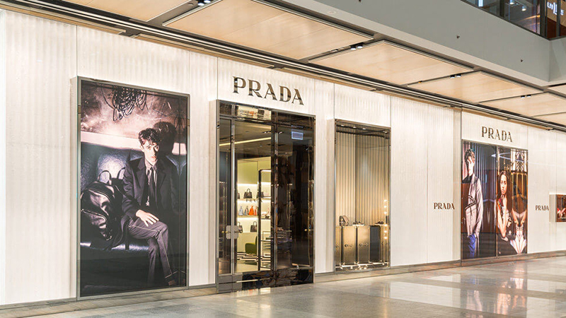 mặt tiền shop thời trang prada