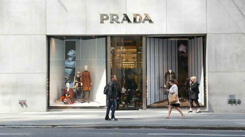 mặt tiền shop thời trang prada